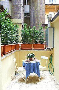 Balcony with table to dine al fresco