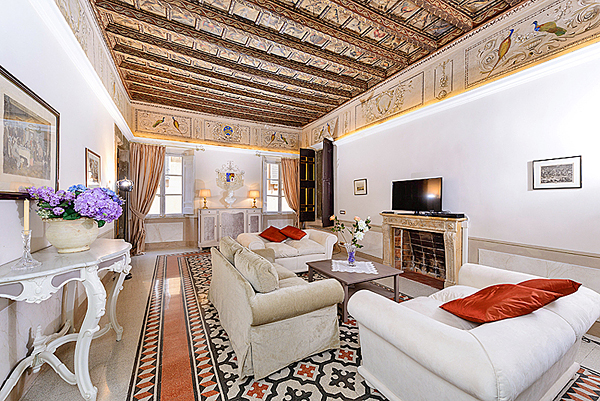 marvellous sitting room of the Turtles Dream apartment in Rome Piazza Mattei