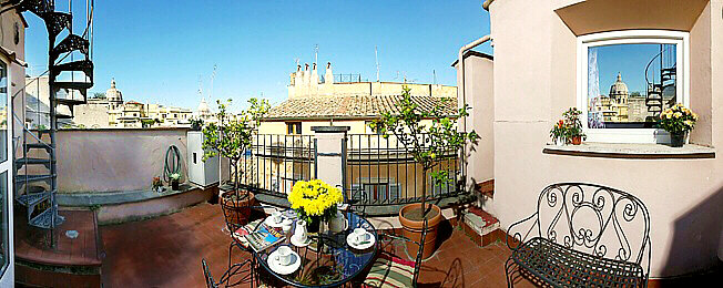 The spacious first terrace of the apartment