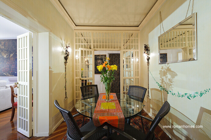 Other view of the dining room, from the passage room